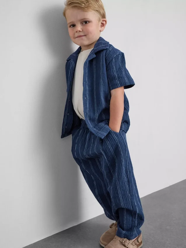 1,5–12 Jahre | „The Edit“ Set aus gestreiftem Baumwoll-Hemd und Hose 1,5–12 Jahre | „The Edit“ Set aus gestreiftem Baumwoll-Hemd und Hose