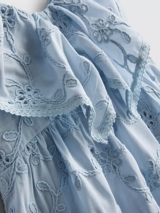 1,5–12 Jahre | „The Edit“ – Smockkleid mit Blumenstickerei 1,5–12 Jahre | „The Edit“ – Smockkleid mit Blumenstickerei