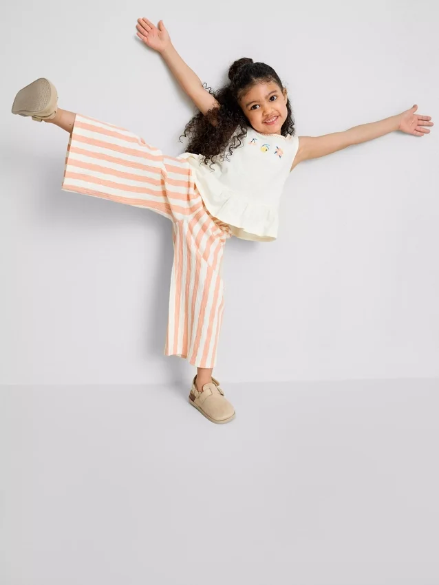1,5–8 Jahre | Besticktes Set aus Oberteil mit Schößchen und Hose 1,5–8 Jahre | Besticktes Set aus Oberteil mit Schößchen und Hose