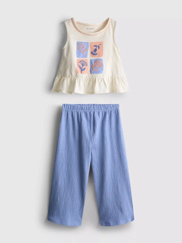 1,5–8 Jahre | Besticktes Set aus Oberteil mit Schößchen und Hose 1,5–8 Jahre | Besticktes Set aus Oberteil mit Schößchen und Hose