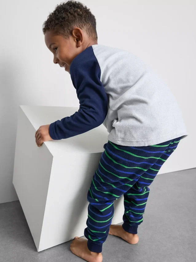 1,5–8 Jahre | Fleece-Schlafanzug mit Dinosaurier-Motiv 1,5–8 Jahre | Fleece-Schlafanzug mit Dinosaurier-Motiv