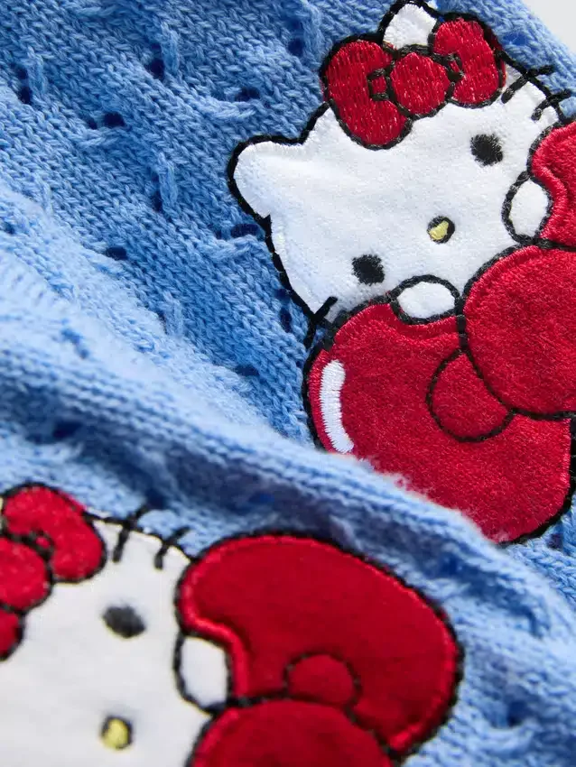 1,5–8 Jahre | Hello Kitty-Strickjacke mit Kragen und kurzen Shorts 1,5–8 Jahre | Hello Kitty-Strickjacke mit Kragen und kurzen Shorts