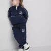 1,5–8 Jahre | Set aus Sweatshirt mit Trichterkragen und Jogginghose 1,5–8 Jahre | Set aus Sweatshirt mit Trichterkragen und Jogginghose