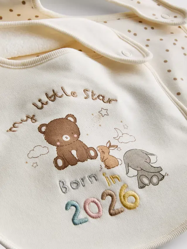 2er-Pack „Born in 2026“-Lätzchen 2er-Pack „Born in 2026“-Lätzchen