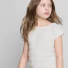 7–15 Jahre | Bluse mit gekräuselten Flügelärmeln und Spitzenbesatz 7–15 Jahre | Bluse mit gekräuselten Flügelärmeln und Spitzenbesatz