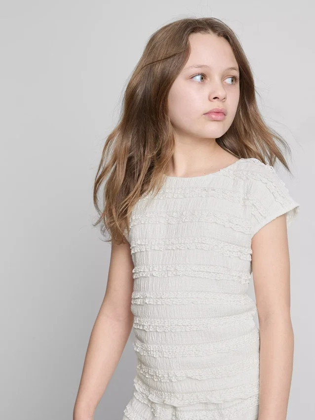 7–15 Jahre | Bluse mit gekräuselten Flügelärmeln und Spitzenbesatz 7–15 Jahre | Bluse mit gekräuselten Flügelärmeln und Spitzenbesatz