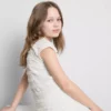 7–15 Jahre | Bluse mit gekräuselten Flügelärmeln und Spitzenbesatz 7–15 Jahre | Bluse mit gekräuselten Flügelärmeln und Spitzenbesatz
