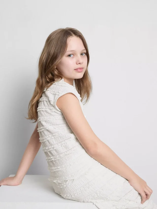 7–15 Jahre | Bluse mit gekräuselten Flügelärmeln und Spitzenbesatz 7–15 Jahre | Bluse mit gekräuselten Flügelärmeln und Spitzenbesatz