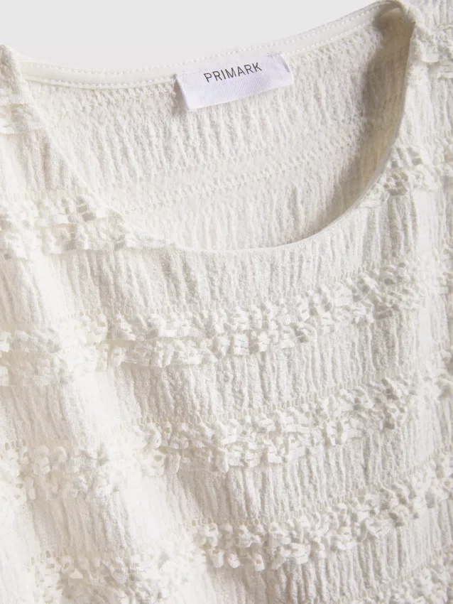 7–15 Jahre | Bluse mit gekräuselten Flügelärmeln und Spitzenbesatz 7–15 Jahre | Bluse mit gekräuselten Flügelärmeln und Spitzenbesatz