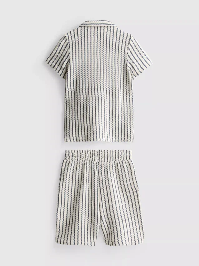 7–15 Jahre | Set aus gestreiftem Strickhemd und Shorts 7–15 Jahre | Set aus gestreiftem Strickhemd und Shorts