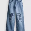7–15 Jahre | Weite Jeans mit gestickter Blumen-Schleife 7–15 Jahre | Weite Jeans mit gestickter Blumen-Schleife