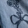 7–15 Jahre | Weite Jeans mit gestickter Blumen-Schleife 7–15 Jahre | Weite Jeans mit gestickter Blumen-Schleife