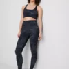 Aktiv-Crop-Top mit Racerback und Marmorprint Aktiv-Crop-Top mit Racerback und Marmorprint