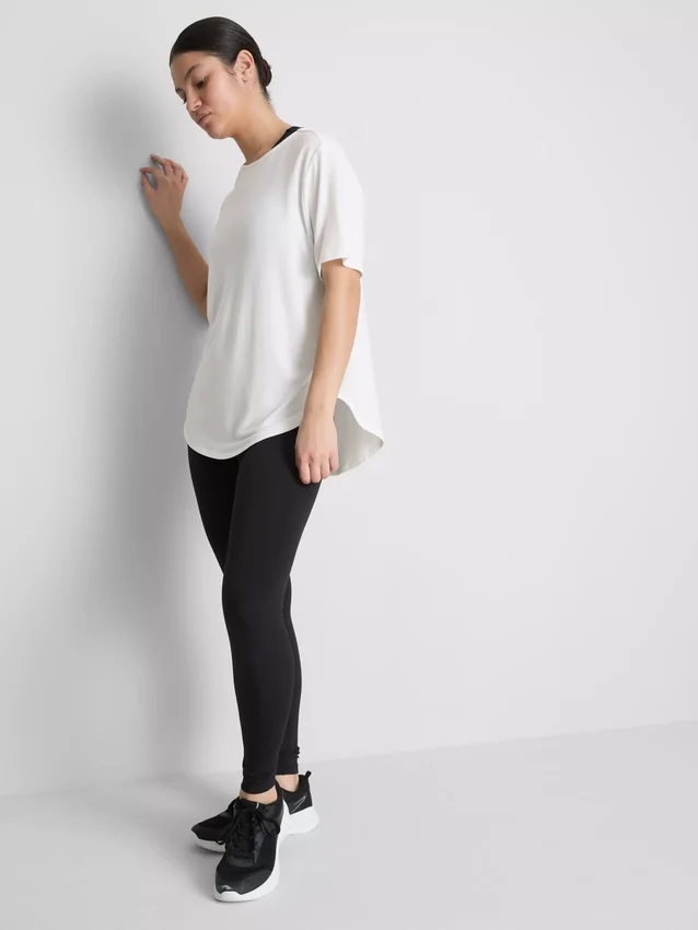 Aktiv-T-Shirt mit abgerundetem Saum Aktiv-T-Shirt mit abgerundetem Saum