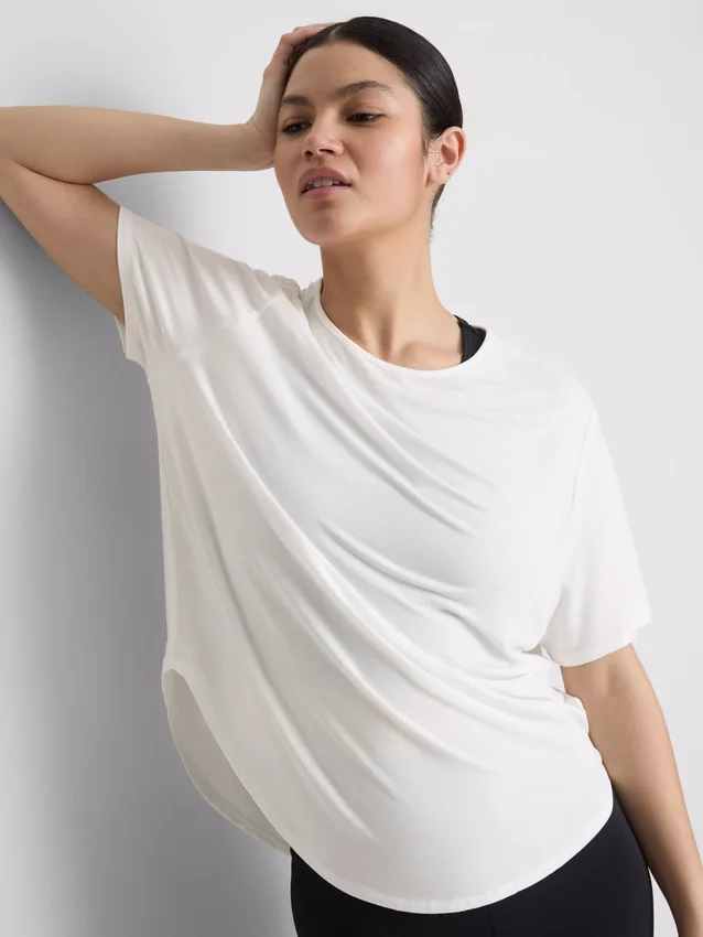 Aktiv-T-Shirt mit abgerundetem Saum Aktiv-T-Shirt mit abgerundetem Saum