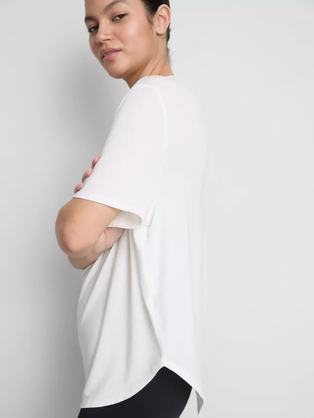 Aktiv-T-Shirt mit abgerundetem Saum Aktiv-T-Shirt mit abgerundetem Saum