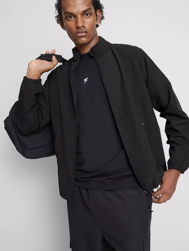 Aktive Jacke mit hohem Kragen Aktive Jacke mit hohem Kragen