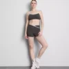 Aktives Crop-Top mit kontrastfarbener Paspelierung und gekreuztem Rücken Aktives Crop-Top mit kontrastfarbener Paspelierung und gekreuztem Rücken