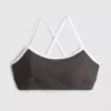 Aktives Crop-Top mit kontrastfarbener Paspelierung und gekreuztem Rücken Aktives Crop-Top mit kontrastfarbener Paspelierung und gekreuztem Rücken