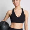 Aktives Crop-Top mit V-Ausschnitt und sanfter Stützfunktion Aktives Crop-Top mit V-Ausschnitt und sanfter Stützfunktion