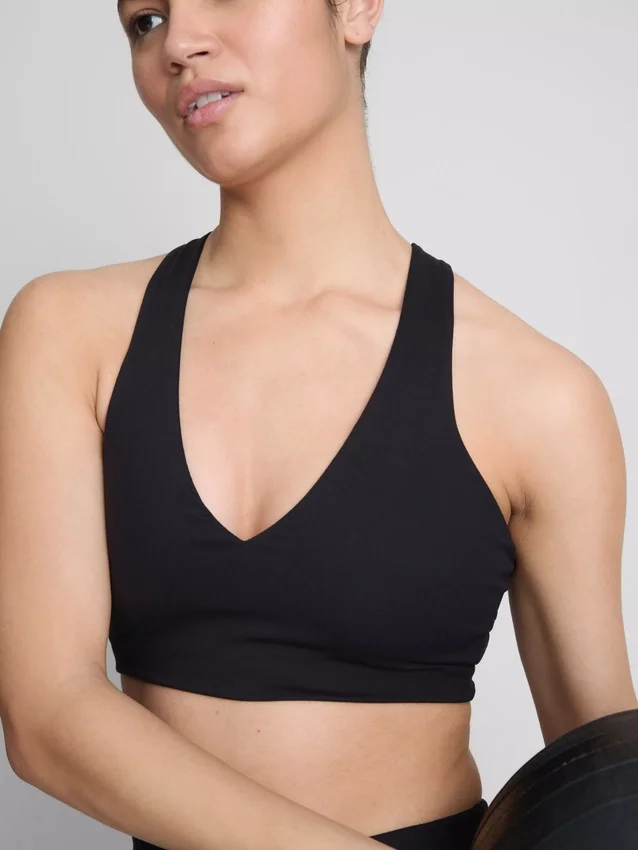 Aktives Crop-Top mit V-Ausschnitt und sanfter Stützfunktion Aktives Crop-Top mit V-Ausschnitt und sanfter Stützfunktion