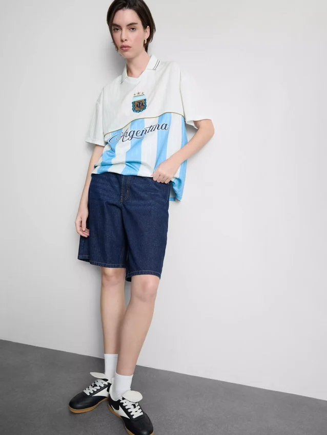 Argentinisches Fußballtrikot mit Kragen Argentinisches Fußballtrikot mit Kragen