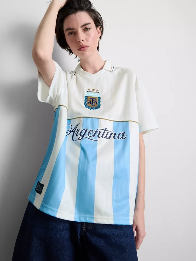 Argentinisches Fußballtrikot mit Kragen Argentinisches Fußballtrikot mit Kragen