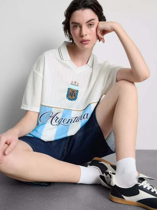 Argentinisches Fußballtrikot mit Kragen Argentinisches Fußballtrikot mit Kragen