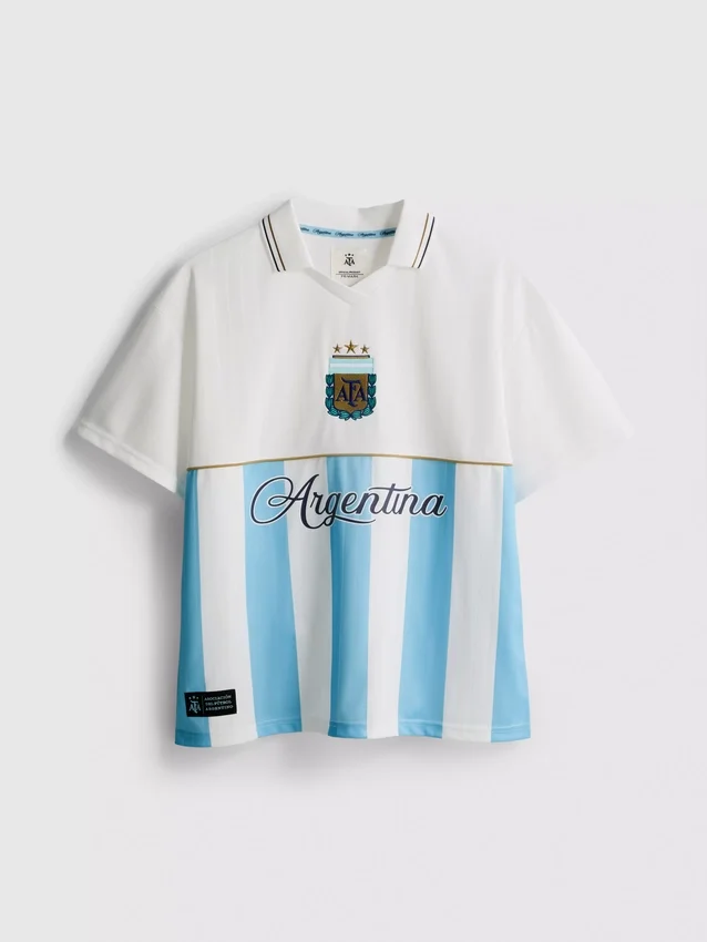 Argentinisches Fußballtrikot mit Kragen Argentinisches Fußballtrikot mit Kragen