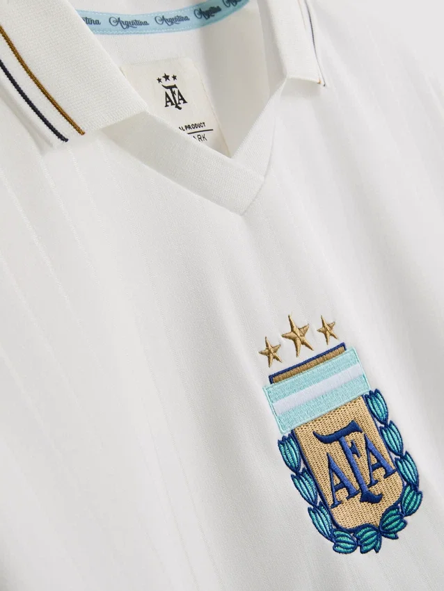 Argentinisches Fußballtrikot mit Kragen Argentinisches Fußballtrikot mit Kragen