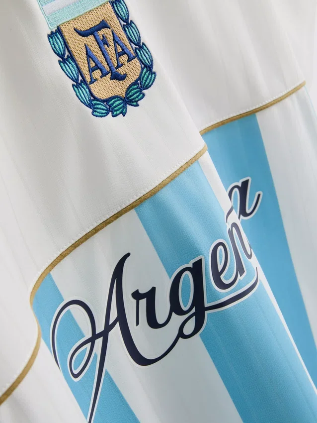 Argentinisches Fußballtrikot mit Kragen Argentinisches Fußballtrikot mit Kragen