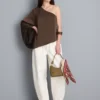 Asymmetrisches One-Shoulder-Oberteil aus Satin Asymmetrisches One-Shoulder-Oberteil aus Satin