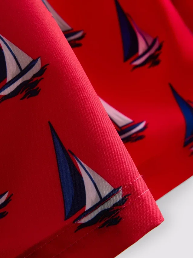 Badeshorts mit Segelboot-Motiv Badeshorts mit Segelboot-Motiv