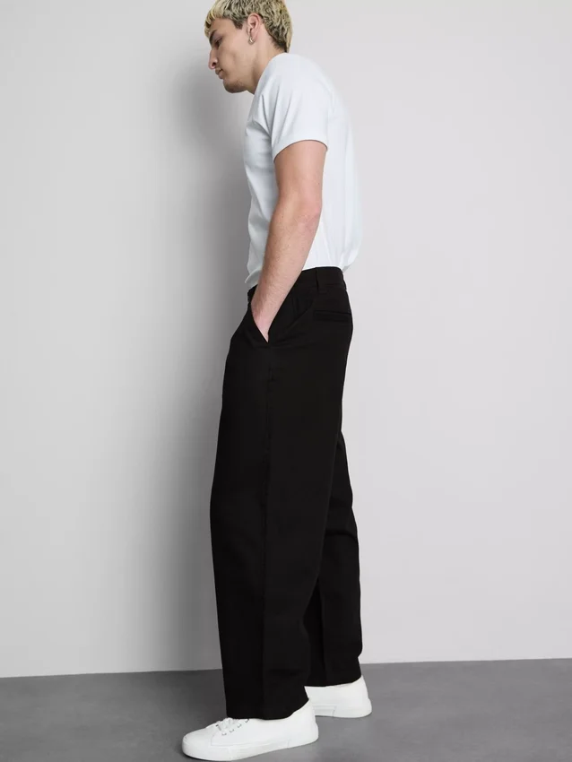 Baggy-Chinos mit mittlerer Leibhöhe Baggy-Chinos mit mittlerer Leibhöhe