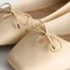 Ballerinas aus Kunstleder mit breiter Passform und eckiger Zehenpartie