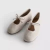 Ballerinas mit Schleifendetail als Detail an den Flachen Schuhen