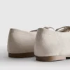 Ballerinas mit Schleifendetail als Detail an den Flachen Schuhen