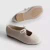 Ballerinas mit Schleifendetail als Detail an den Flachen Schuhen