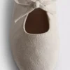 Ballerinas mit Schleifendetail als Detail an den Flachen Schuhen