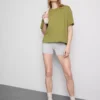 Bauchiges Baumwoll-T-Shirt mit Rundhalsausschnitt Bauchiges Baumwoll-T-Shirt mit Rundhalsausschnitt