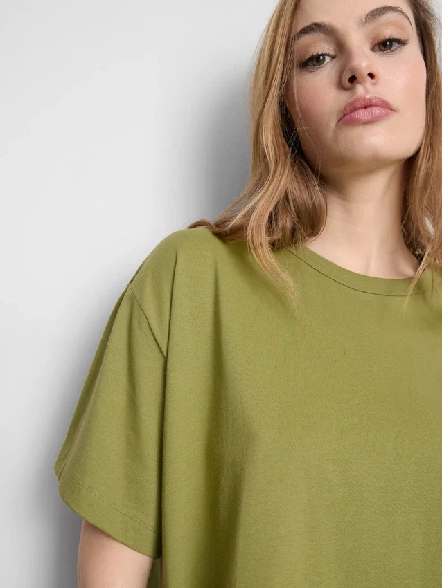 Bauchiges Baumwoll-T-Shirt mit Rundhalsausschnitt Bauchiges Baumwoll-T-Shirt mit Rundhalsausschnitt