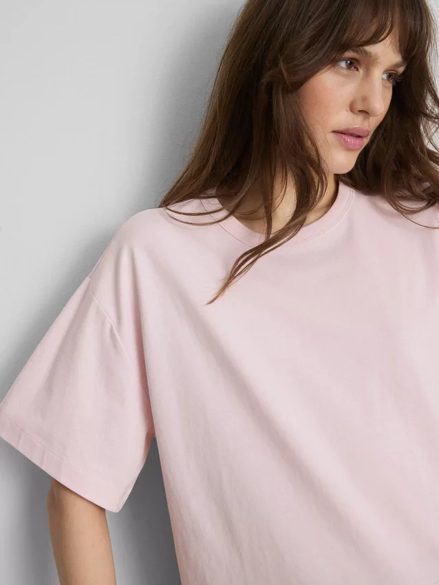 Bauchiges Baumwoll-T-Shirt mit Rundhalsausschnitt Bauchiges Baumwoll-T-Shirt mit Rundhalsausschnitt