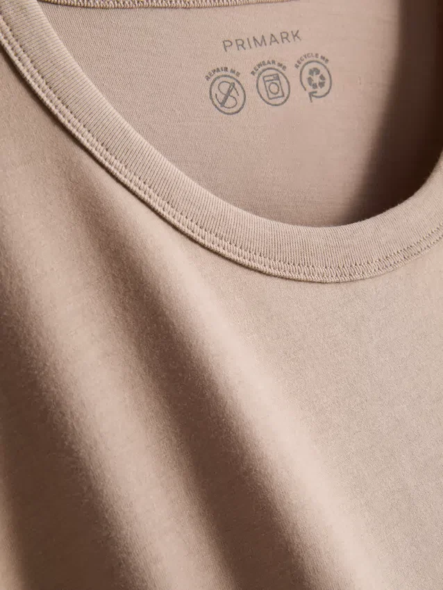 Bauchiges Baumwoll-T-Shirt mit Rundhalsausschnitt Bauchiges Baumwoll-T-Shirt mit Rundhalsausschnitt