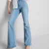 Baumwoll-Denim-Jeans mit ausgestelltem Bein und mittlerer Leibhöhe Baumwoll-Denim-Jeans mit ausgestelltem Bein und mittlerer Leibhöhe