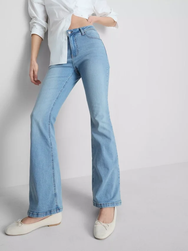 Baumwoll-Denim-Jeans mit ausgestelltem Bein und mittlerer Leibhöhe Baumwoll-Denim-Jeans mit ausgestelltem Bein und mittlerer Leibhöhe