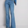 Baumwoll-Denim-Jeans mit ausgestelltem Bein und mittlerer Leibhöhe Baumwoll-Denim-Jeans mit ausgestelltem Bein und mittlerer Leibhöhe
