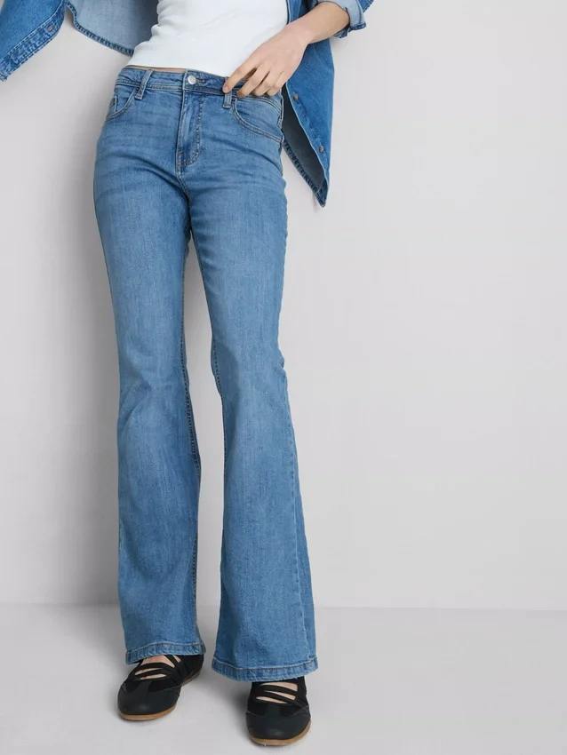 Baumwoll-Denim-Jeans mit ausgestelltem Bein und mittlerer Leibhöhe Baumwoll-Denim-Jeans mit ausgestelltem Bein und mittlerer Leibhöhe