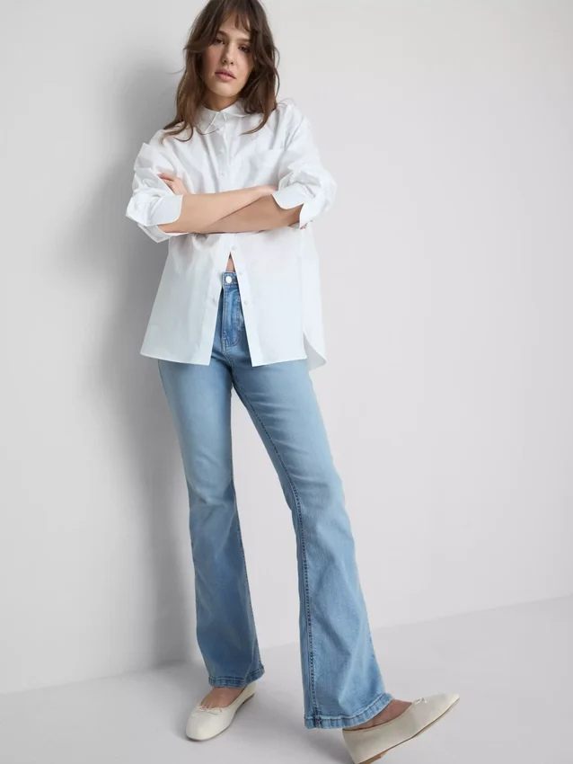Baumwoll-Denim-Jeans mit ausgestelltem Bein und mittlerer Leibhöhe Baumwoll-Denim-Jeans mit ausgestelltem Bein und mittlerer Leibhöhe