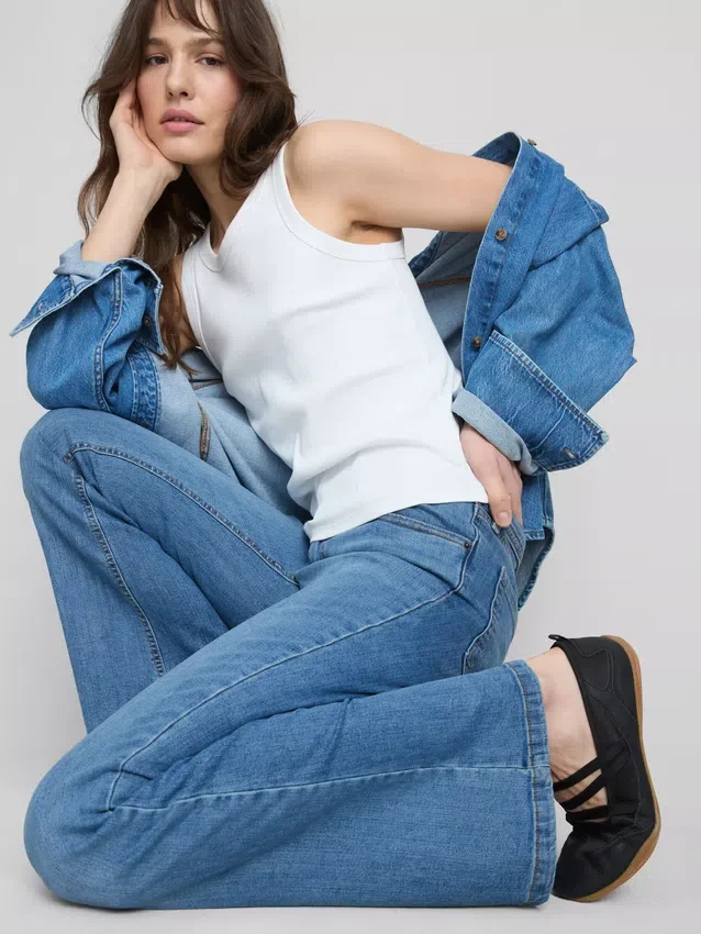 Baumwoll-Denim-Jeans mit ausgestelltem Bein und mittlerer Leibhöhe Baumwoll-Denim-Jeans mit ausgestelltem Bein und mittlerer Leibhöhe