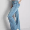 Baumwoll-Denim-Jeans mit ausgestelltem Bein und mittlerer Leibhöhe Baumwoll-Denim-Jeans mit ausgestelltem Bein und mittlerer Leibhöhe